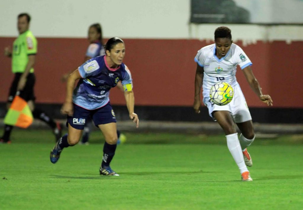 (38525) Foz Cataratas x São José - FOZ DO IGUAÇU, PR - 05.10.2016: FOZ CATARATAS E SÃO JOSÉ - Lance do empate entre Foz Cataratas e São José pela Copa do Brasil 2016. Veronica 5 marcou para o Cataratas e Luize marcou para as paulistas. (Foto: Christian Rizzi / Fotoarena)