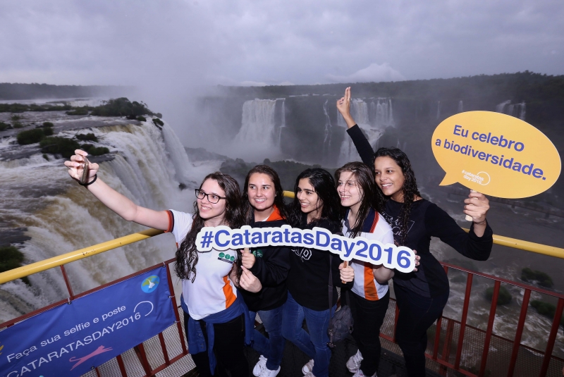 A ação de postagem de selfies nas Cataratas do Iguaçu, na fronteira do Brasil com a Argentina, ganhou meio dia a mais e prossegue neste sábado (12) no período da manhã. Quem não foi nesta sexta-feira (11) ao #CataratasDay2016, por causa do mau tempo, tem nova chance de aderir a esse movimento mundial. Os números ainda não foram totalmente contabilizados, mas já é possível afirmar que a outra iniciativa – postagem de fotos e vídeos pelos internautas do mundo inteiro – atingiu a meta de 100 milhões de pessoas