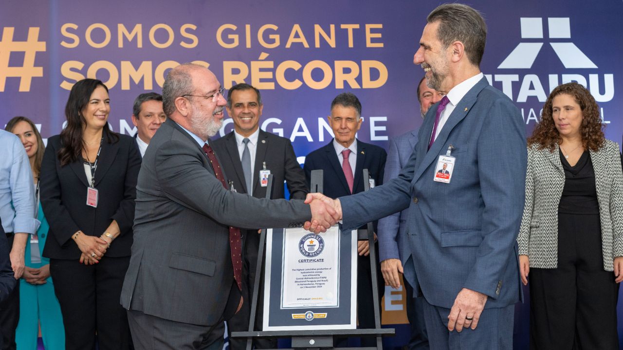 Enio Verri, diretor-geral brasileiro de Itaipu e Justo Zacarías Irún, diretor-geral paraguaio.