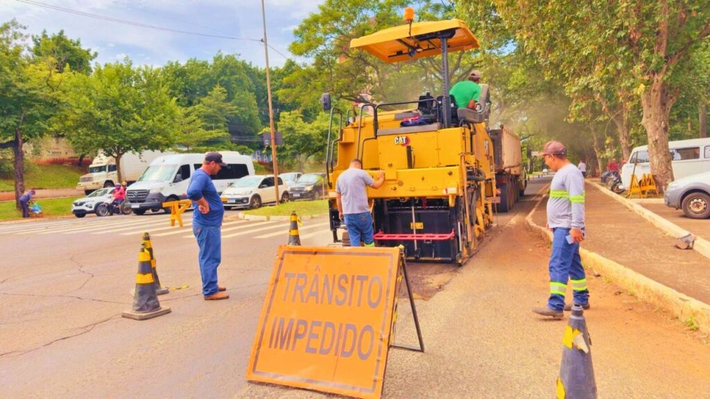 Obras de recapeamento na Avenida Paraná em novembro de 2024