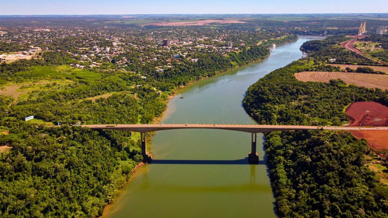 Ponte da Fraternidade, que liga Foz do Iguaçu, no Brasil, a Puerto Iguazú, na Argentina.