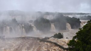 Passarela das Cataratas do Iguaçu no Parque Nacional do Iguaçu.