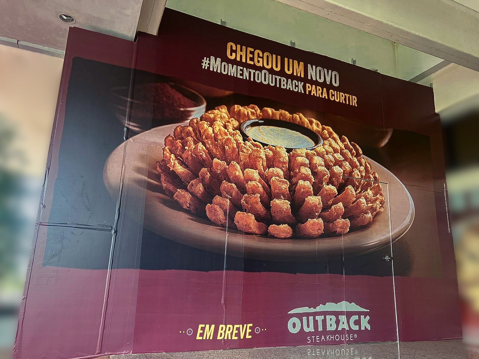 Fachada de loja em construção anuncia a chegada da rede Outback Steakhouse ao Shopping Catuaí em Foz do Iguaçu