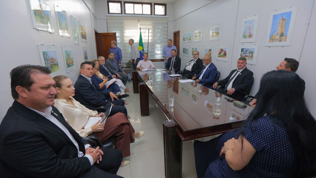 Prefeito Silva e Luna discute com vereadores a reestruturação administrativa da prefeitura de Foz do Iguaçu, visando modernizar e tornar a gestão mais eficiente.