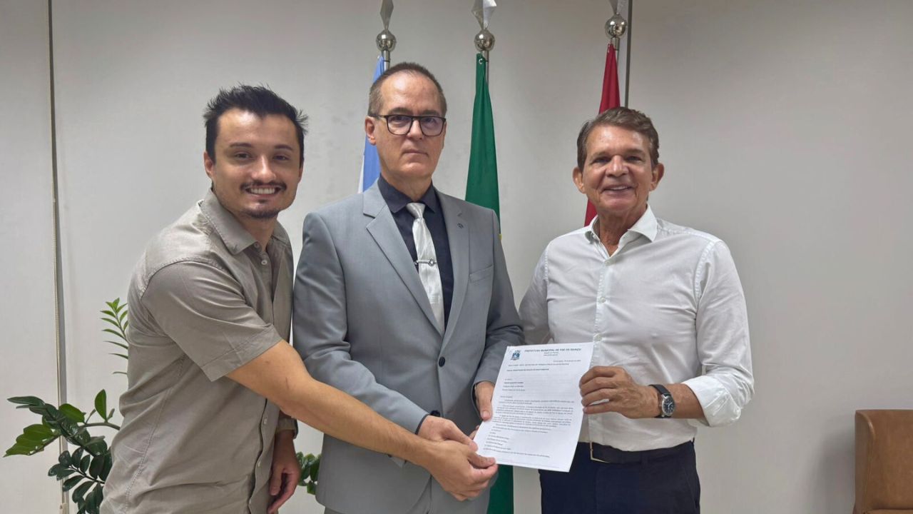 Delegado da Receita Federal, César Augusto Vianna, o prefeito General Silva e Luna e o secretário municipal de Turismo, Jin Petrycoski