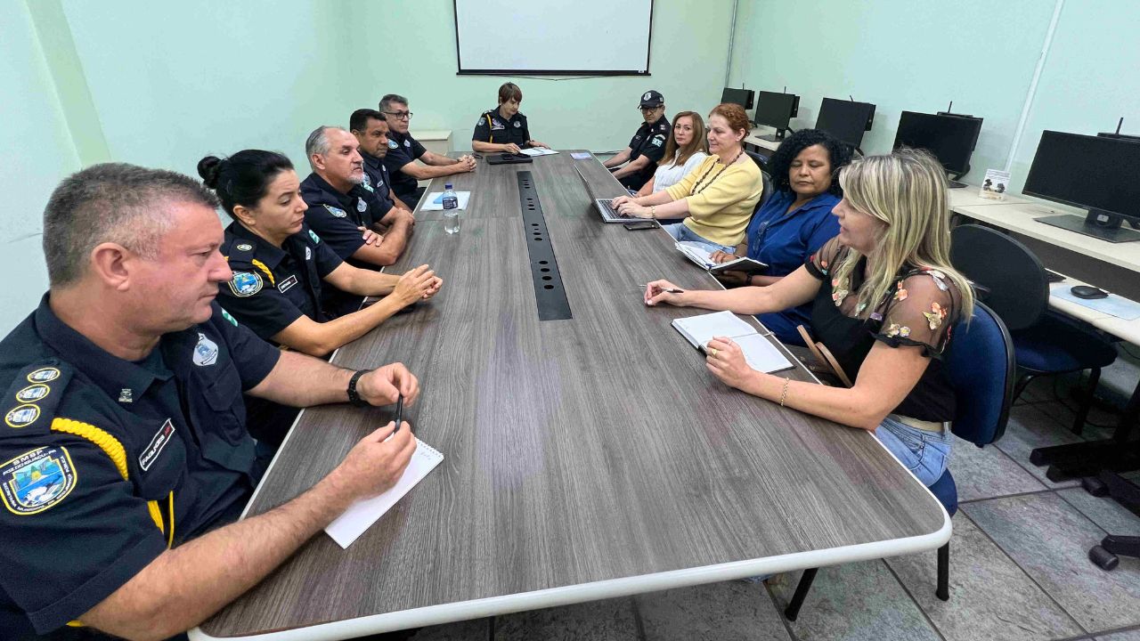 Secretária da Mulher de Foz do Iguaçu, Noemi Giehl, e a Patrulha Maria da Penha reunidos