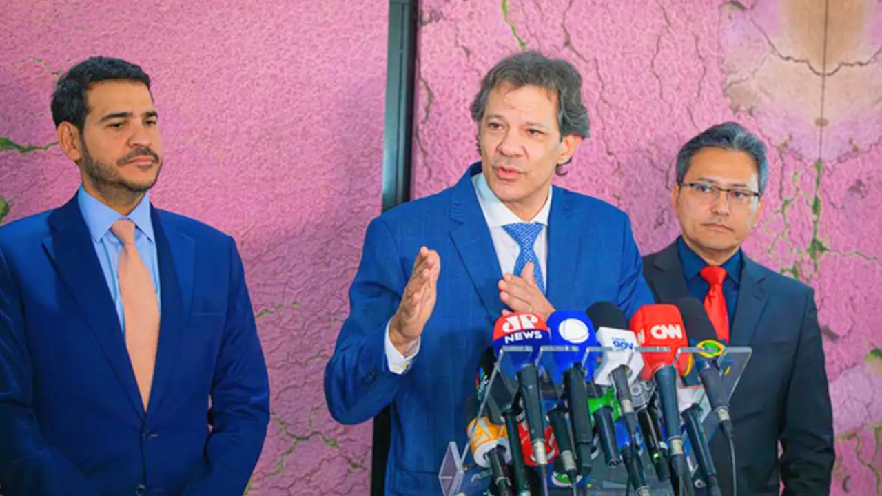 Fernando Haddad, ministro da Fazenda e Robinson Barreirinhas, secretário especial da Receita Federal. Foto: Joãp Risi/Divulgação Agência Brasil.