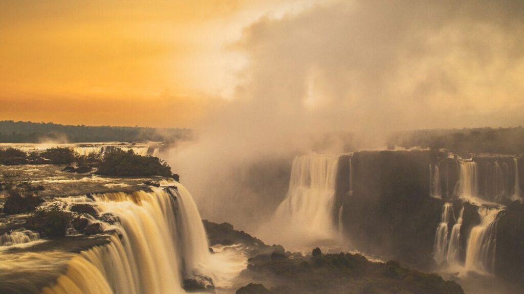 Amanhecer nas Cataratas do Iguaçu. Foto: Nilmar Fernando/Divulgação Parque Nacional do Iguaçu - Urbia Cataratas.