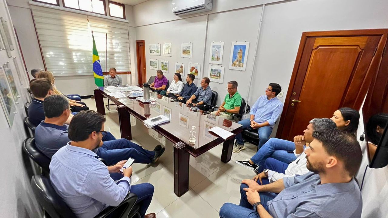 Reunião entre Prefeitura de Foz do Iguaçu e Paranacidade discute soluções para a Ocupação do Bubas. Foto: Divulgação AMN.