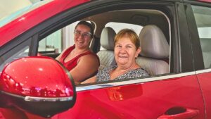 Dona Iraci, a ganhadora do carro com a neta Fernanda, que registrou os cupons.