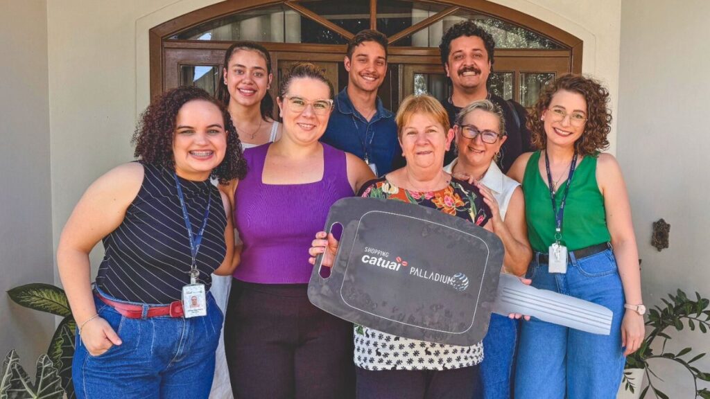 Equipe do Catuaí Palladium durante entrega as chaves para Dona Iraci.