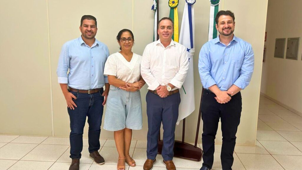 Nova diretoria do Centro de Convenções de Foz do Iguaçu: Diretor Presidente, Gabriel Rugoni Machado; Diretor administrativo financeiro, Délia Gonçalves; Diretor Técnico, Ricieri André Salvador; Diretor de Marketing, Ronaldo Ragadali.