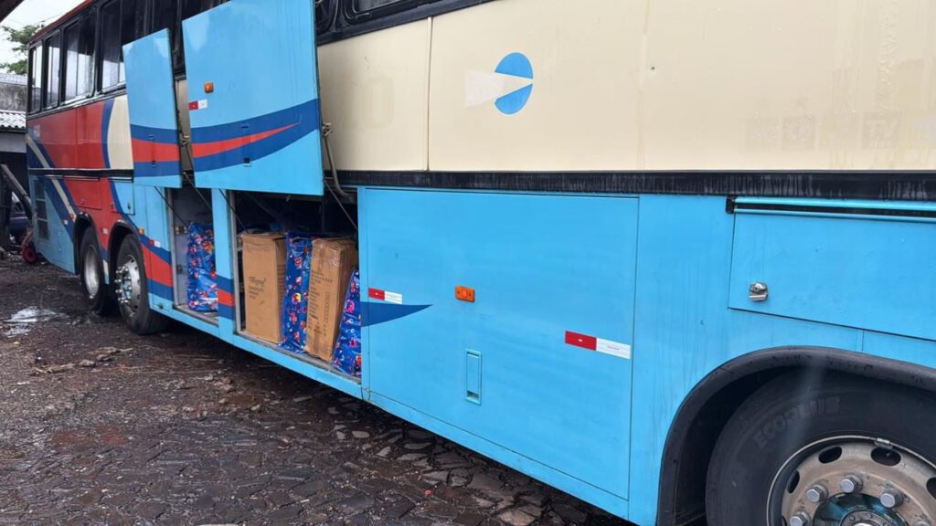 Ônibus foram localizados em uma oficina mecânica no bairro Vila Portes, em Foz do Iguaçu.