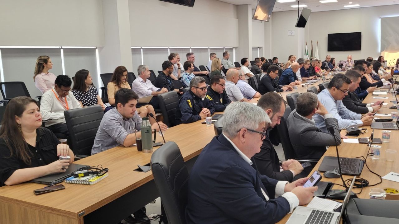 Evento na ACIFI reuniu representantes de órgãos de governos federais, sociedade civil e empresários do Brasil e do Paraguai – foto divulgação