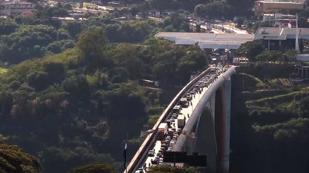 Caminhão quebrado na Ponte da Amizade. Imagem: Reprodução CATve.