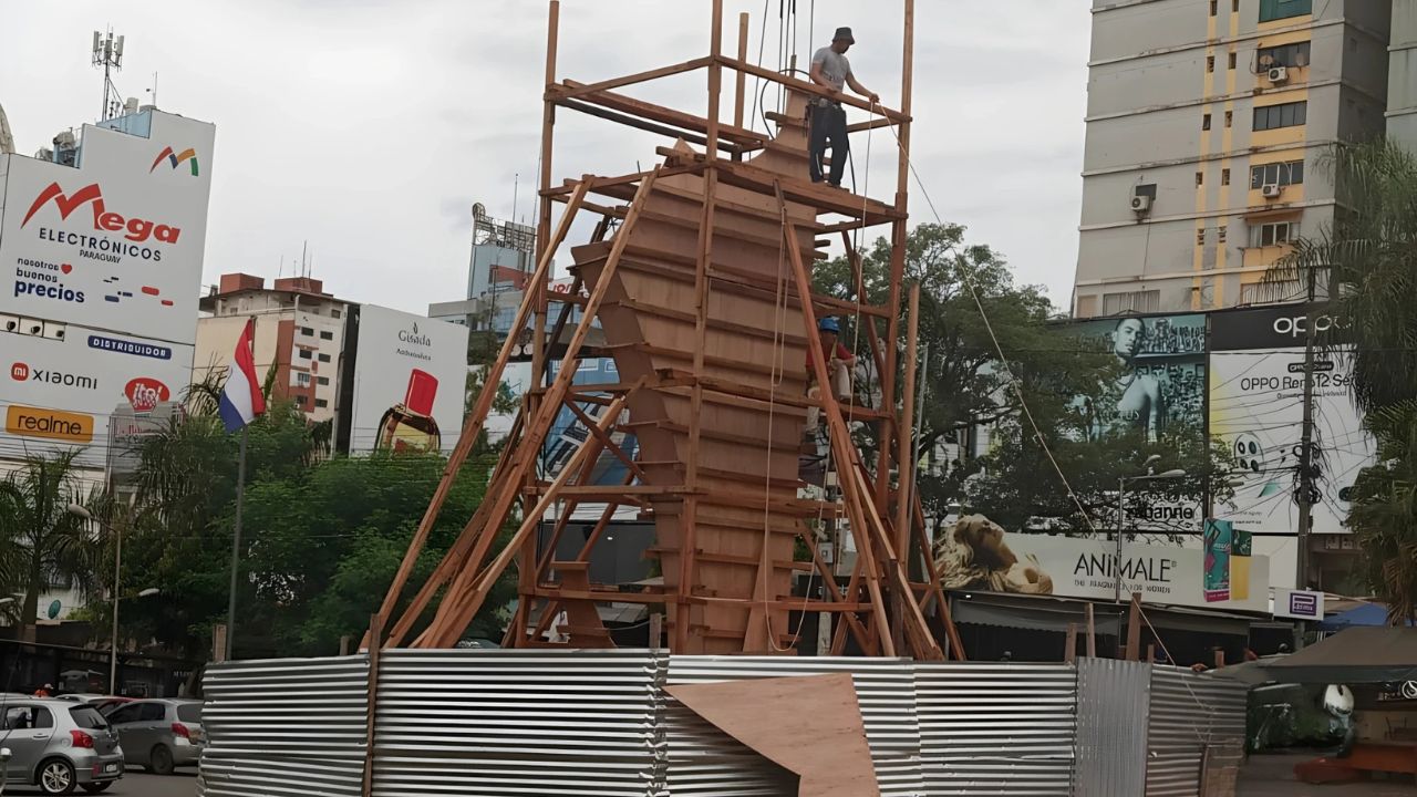 Obra da Rotatória do Relógio em Ciudad Del Este