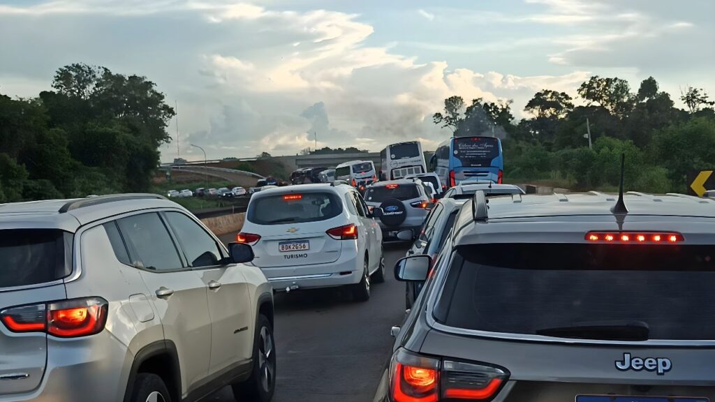 Fila de carros em direção à Argentina. Foto: Edival Menezes