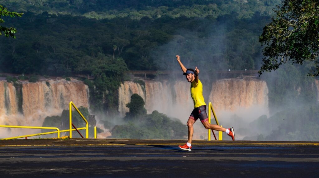 Corredor camiseta amarela em frente às Cataratas. Foto: Marcos Labanca/Divulgação Urbia Cataratas - Parque Nacional do Iguaçu.