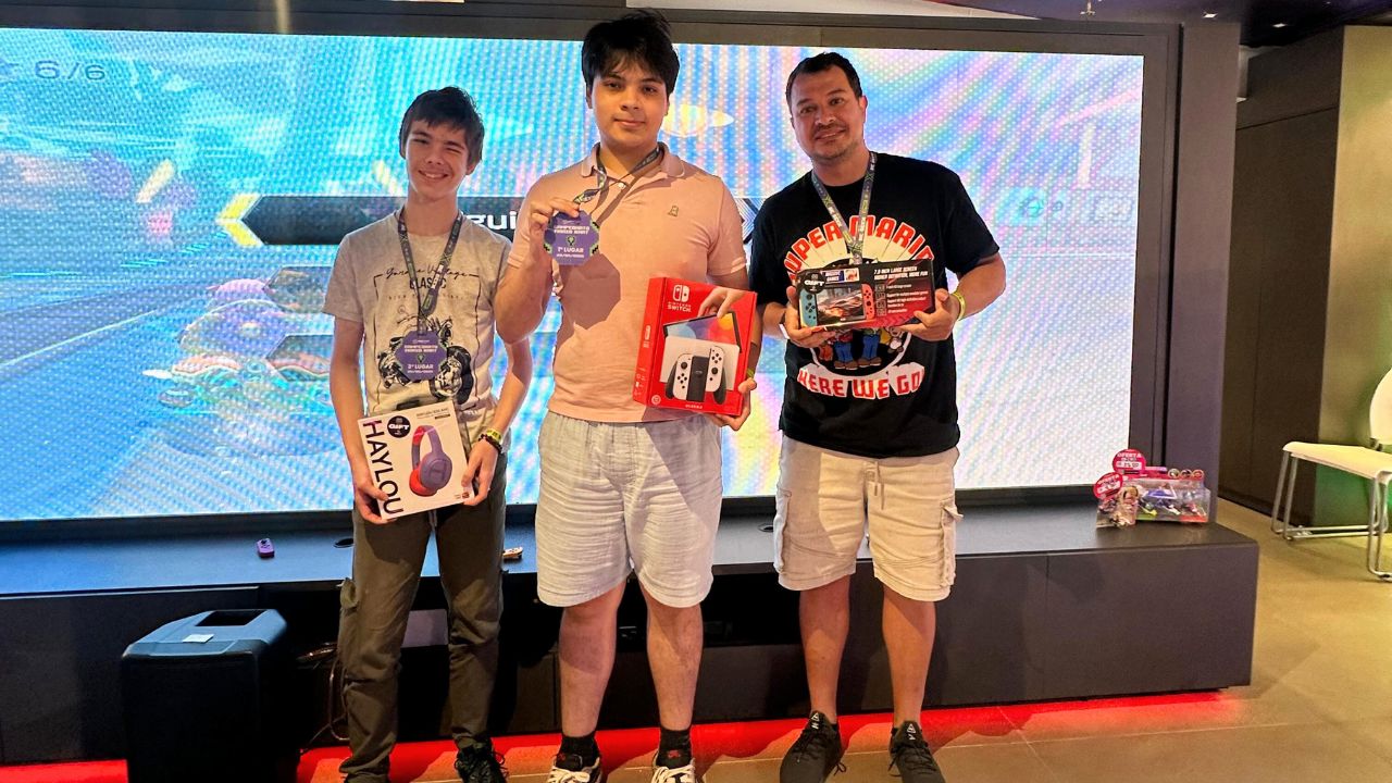 Ganhadores do Torneio Mario Kart no Switch na New Zone. Da esquerda para a direita: Luigi Guilherme Alves, Guillermo Filippo Rodriguez Blasco e Emanoel Rodrigues.