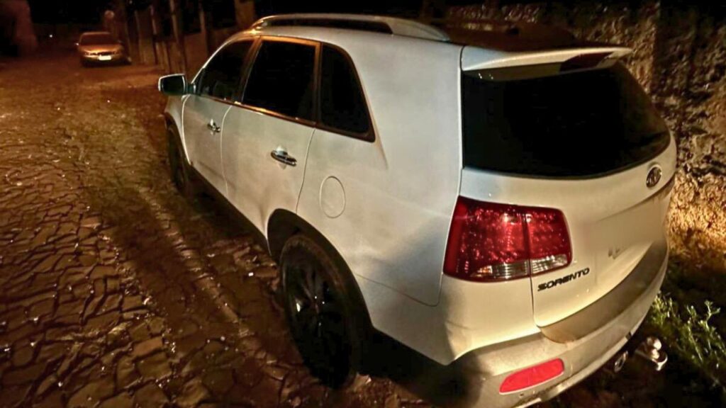 Receita Federal apreende R$ 300 mil em celulares, vapes e computadores dentro de carro abandonado em Foz do Iguaçu