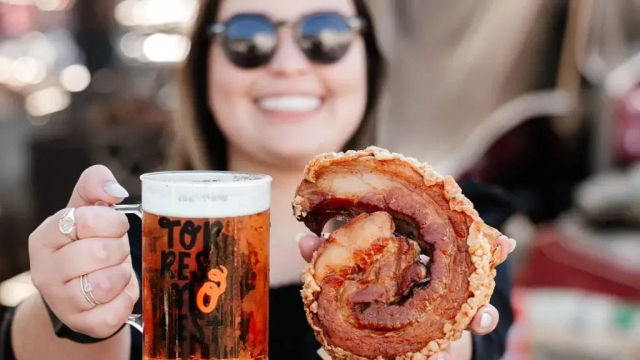 Considerado o maior festival gastronômico brasileiro dedicado ao torresmo e à carne suína, o Torresmo Fest acontece entre os dias 28 e 31 de agosto em Foz do Iguaçu. Foto: Divulgação.